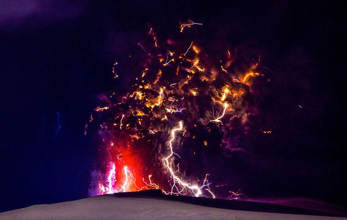 Eldgos í Eyjafjallajökli í apríl 2010. Eldingar myndast inni í þéttum öskumökki sem rís upp frá gígnum.