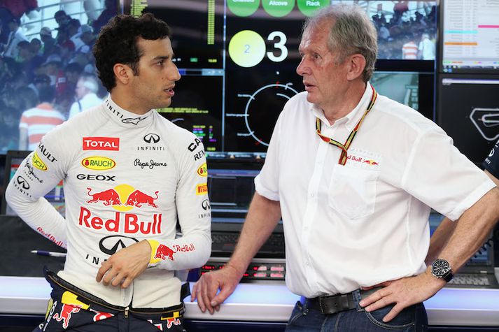 Daniel Ricciardo ræðir við Helmut Marko