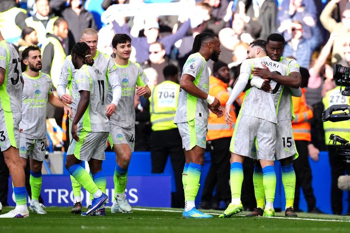 Manchester City er sex stigum á eftir toppliði Arsenal en á leik til góða. Liðin mætast um næstu helgi.