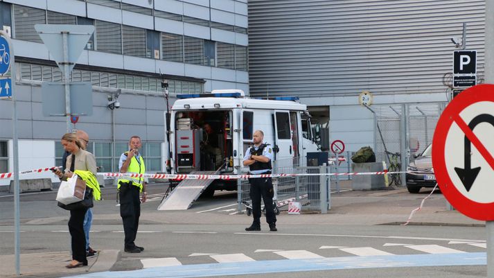 Búið er að girða af stóran hluta vallarins.