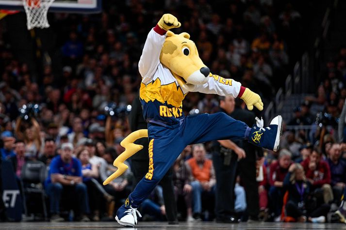 Lukkudýr Denver Nuggets heitir Rocky og hefur alveg efni á gólfsætunum á vellinum.