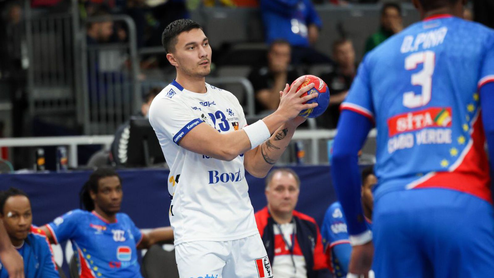 Donni sótti mikil­vægt stig gegn læri­sveinum Arnórs