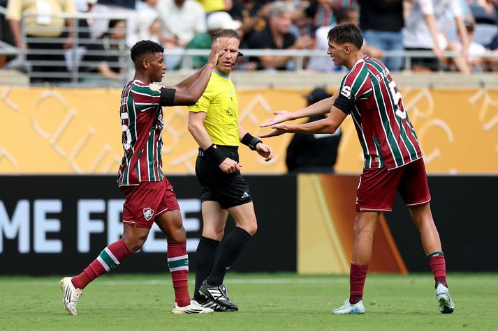Hercules fagnar sigurmarki sínu með liðsfélaga sínum Facundo Bernal en Fluminense er komið í undanúrslit á HM félagsliða.