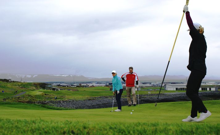 Brynjar horfir sér til hrellingar á enn eitt pútt Kristínar rata í holuna. Þorgerður sviptir stönginni úr áður en brestur á með þessu hljóði sem golfarar elska: Þegar kúlan hringlar í holunni.