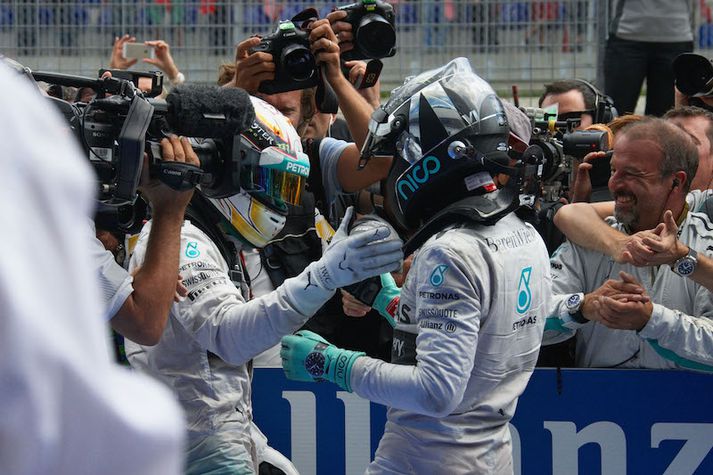 Hamilton óskar Rosberg til hamingju með fyrsta sætið í Austurríki.