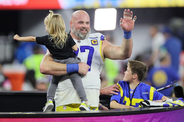 Andrew Whitworth með tveimur af börnum sínum eftir að hann vann Super Bowl með liði Los Angeles Rams í síðasta mánuði.