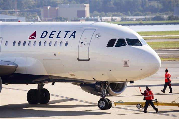 Flugmaður flugfélagsins Delta var handtekinn i Skotlandi fyrir helgi vegna gruns um ölvun.