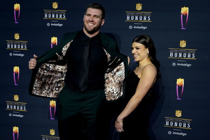 TJ Watt og Dani Rhodes sjást hér saman á verðlaunahátíð NFL-deildarinnar.