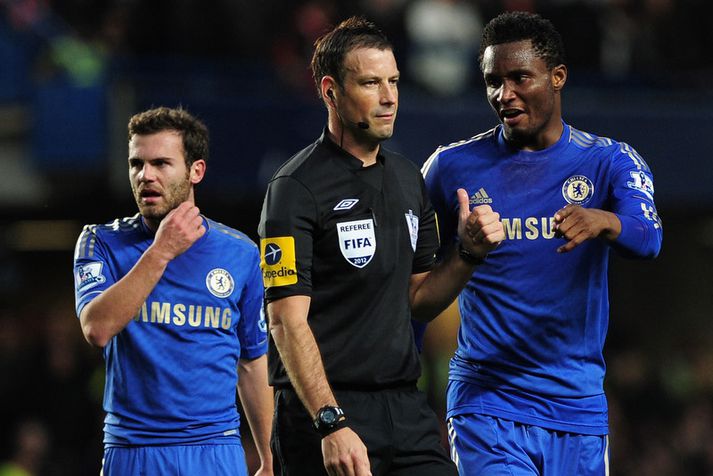Mark Clattenburg og John Mikel Obi.