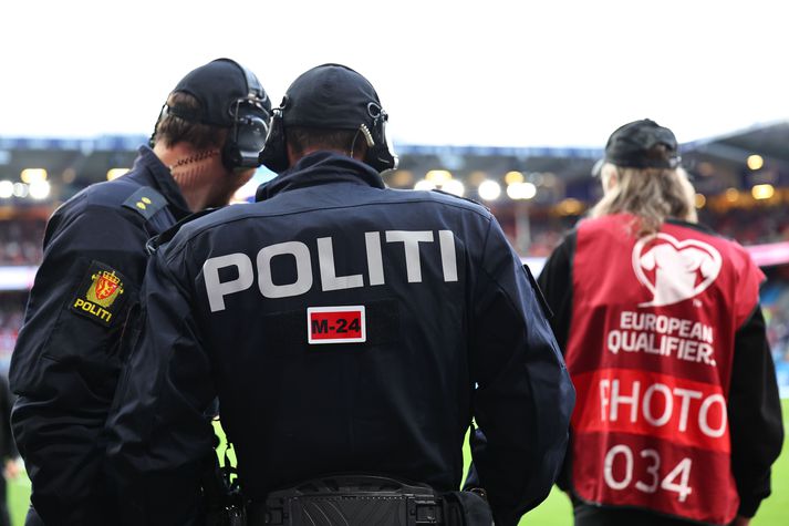 Norskir lögreglumenn sjást hér á leik með norska landsliðinu á Ullevaal-leikvanginum í Osló.