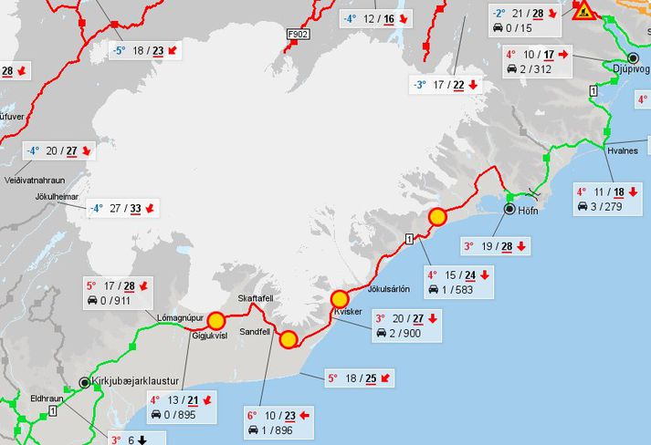 Á korti Vegagerðarinnar má sjá lokun vegarins. Afar hvasst er á Suðausturlandi þessa stundina.