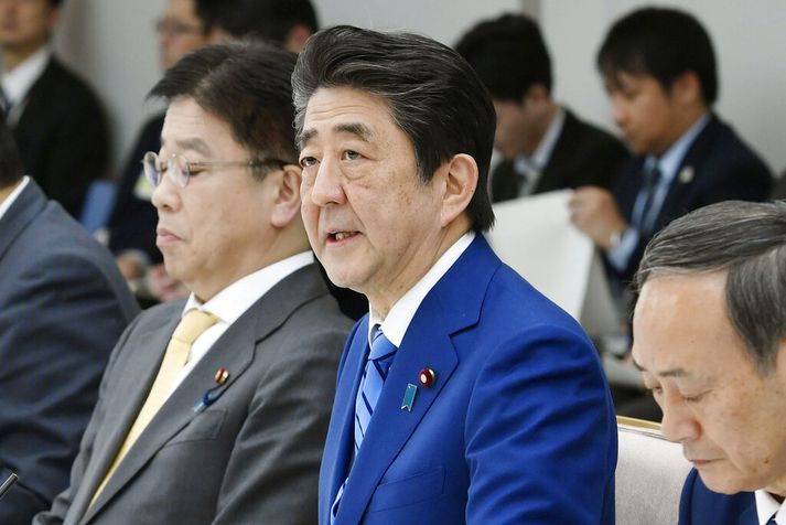 Shinzo Abe biður alla skóla um að loka þar til vorfrí hefjast í lok mars.