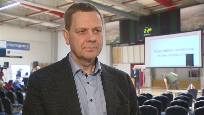 Magnús Tumi Guðmundsson, jarðfræðingur, í íþróttahúsinu í Grindavík þar sem íbúafundur um óvissustig vegna jarðskjálftahrinu var haldinn í kvöld.