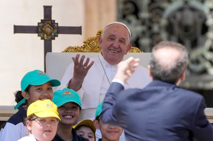 Páfi fór fyrir messu á St. Péturstorgi á sunnudag.