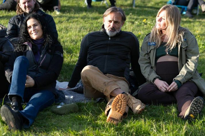 Baltasar Kormákur og Sunneva Weisshappel bíða eftir barni í blíðunni á Landsmóti hestamanna í Víðidal.