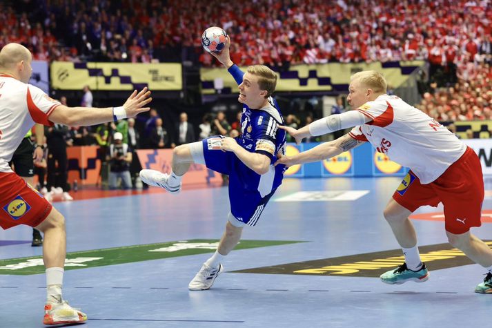 Gísli Þorgeir í mikilli baráttu við varnarmenn danska landsliðsins. 