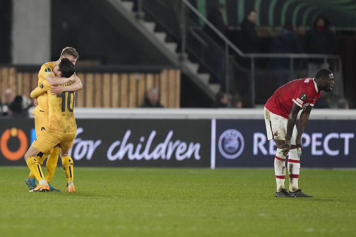 Hugo Vetlesen faðmar Alfons Sampsted eftir að flautað var til leiksloka í viðureign AZ Alkmaar og Bodø/Glimt í gær.