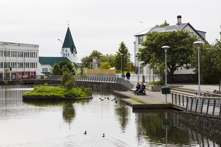 Maðurinn er grunaður um að hafa brotist inn á heimili stúlkunnar í Hafnarfirði og brotið gegn henni þar sem hún lá í rúmi sínu.