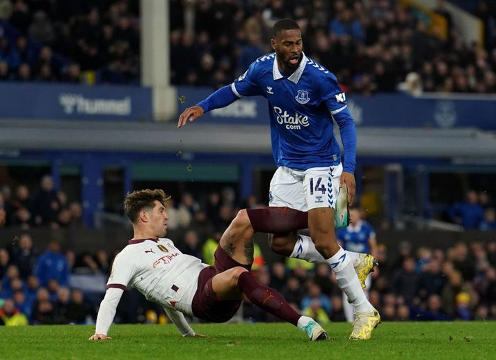 John Stones meiddist í ökkla þegar hann renndi sér fyrir Beto, sóknarmann Everton, sem var rangstæður.