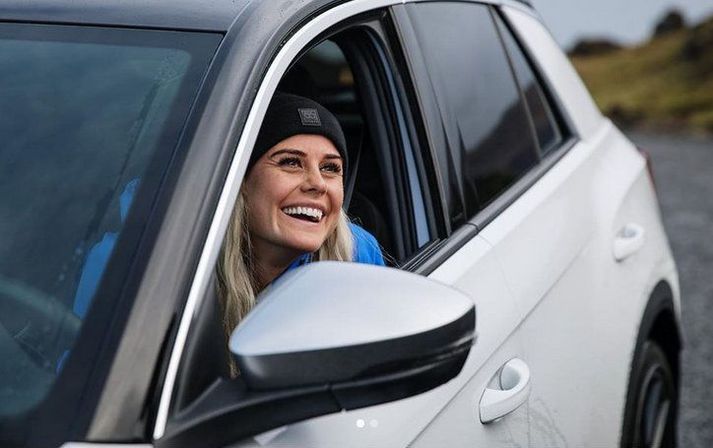 Sara Sigmundsdóttir eyddi heilum degi í tökur og farið var víða um landið. Hún birti þessa mynd af sér á Instagram en hún var tekin í tökunum fyrir Volkswagen.