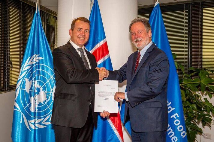 Dr. Matthías G. Pálsson afhendir hér David Beasley framkvæmdastjóra WFP trúnaðarbréf sitt við stofnunina árið 2022.