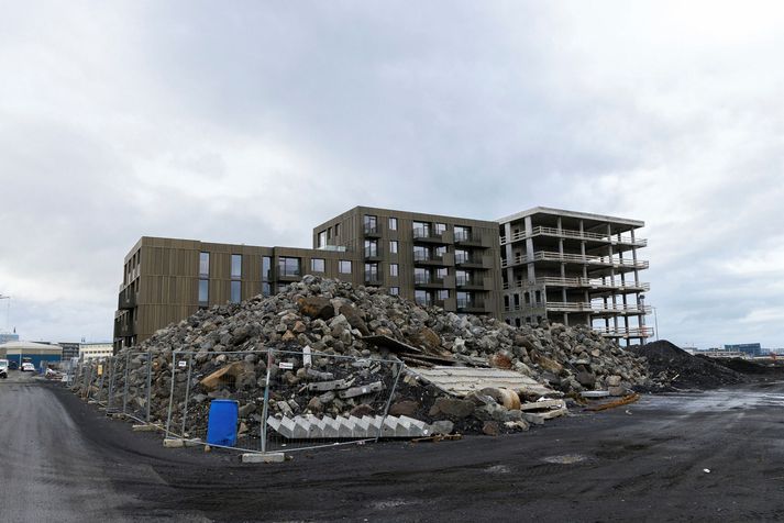 Borgarstjóri segir hægt að hefja byggingu þrjú þúsund íbúða í Reykjavík nú þegar. Vaxtalækkanir á síðasta ári hafi skapað spennuna sem nú ríki á húsnæðismarkaði.