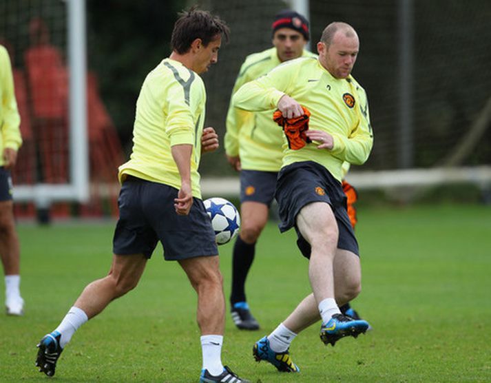 Gary Neville, til vinstri, á æfingu með Manchester United í dag.
