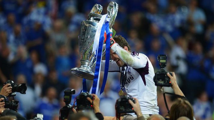 Petr Cech fagnar sigri í Meistaradeild Evrópu með Chelsea.