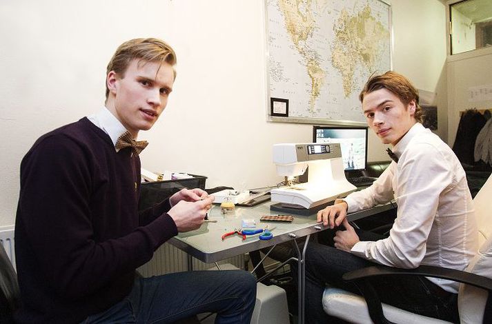 Daníel Ingvarsson og Theódór Ágúst Magnússon sitja við sauma.