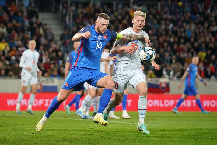 Orri Steinn Óskarsson í baráttunni við Milan Škriniar.