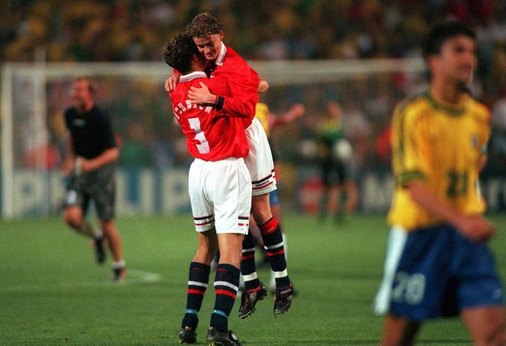 Ole Gunnar Solskjær og Ronny Johnsen fagna sigri á Brasilíu á HM 1998.