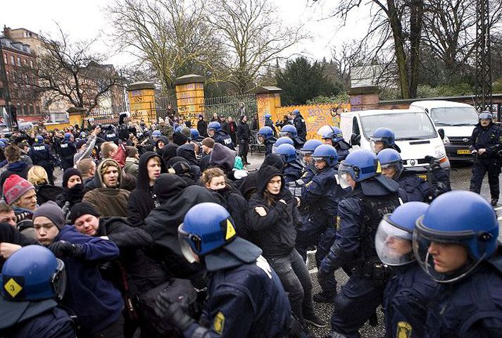 Kveikt hefur verið í bílum, rúður brotnar og skemmdarverk unnin í mótmælum undanfarinna daga.