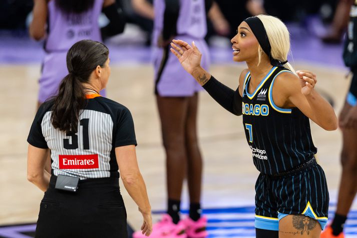 DiJonai Carrington lét til sín taka í leiknum gegn Golden State Valkyries, á ýmsan hátt.