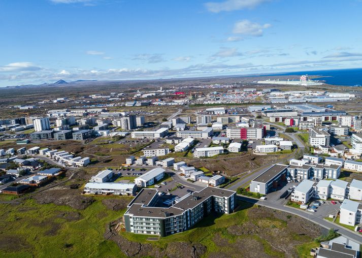 Horft yfir Vellina í Hafnarfirði. Verkefni Carbfix mun fara fram sunnan við álverið í Straumsvík sem sést í bakgrunni ljósmyndarinnar.
