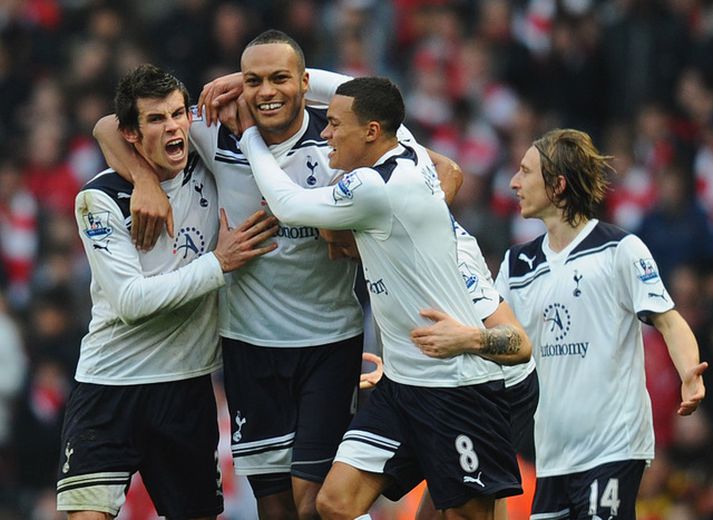 Younes Kaboul skoraði sigurmarkið og hér fagnar hann með Gareth Bale og Jermaine Jenas