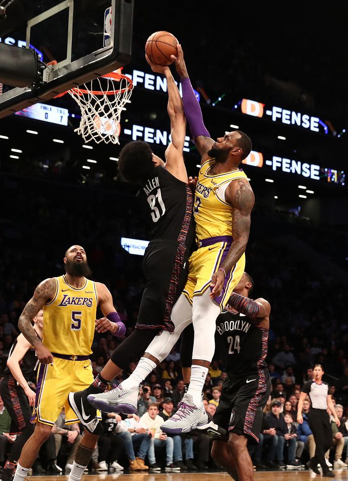 Jarrett Allen ver troðslutilraun LeBrons James.