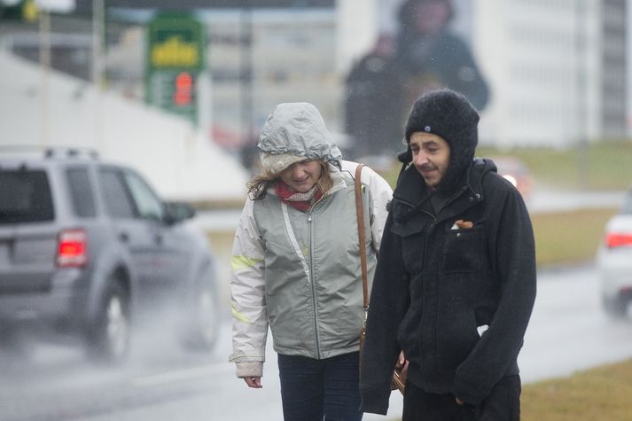 Veðurstofan spáir óveðri á morgun, stormi og rigningu.