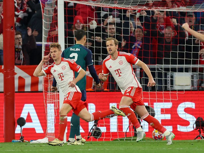 Joshua Kimmich og Harry Kane fagna sigurmarki Bayern.