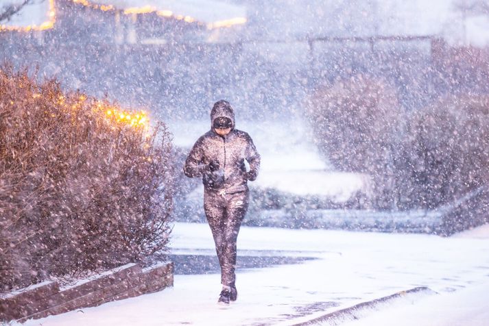Búast má við snjókomu eða éljum á norðan- og norðaustanverðu landinu á morgun.