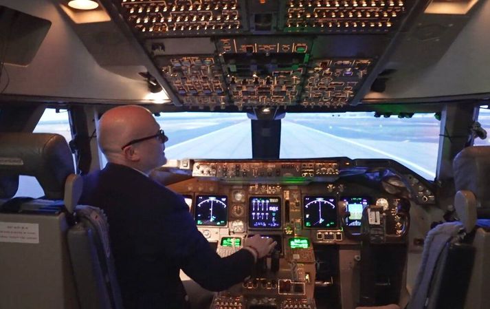 Tryggvi Þráinsson, forstöðumaður þjálfunardeildar Air Atlanta, í Boeing 747-flughermi félagsins í London.