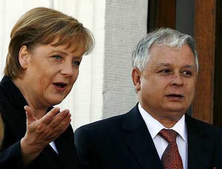 Lech Kaczynski mun ekki stýra minnihlutastjórn. Hér er hann með Merkel, kanslara Þýskalands.
