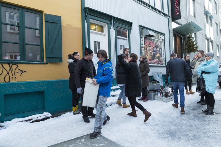 Eigendur og starfsmenn Caruso hjálpuðust að við að flytja mat og vín út af veitingastaðnu