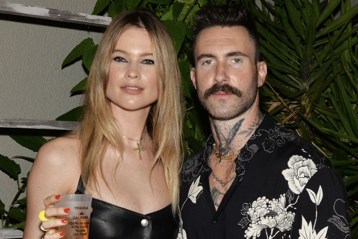 Adam Levine giftist Victoria's Secret fyrirsætunni Behati Prinsloo árið 2014. 