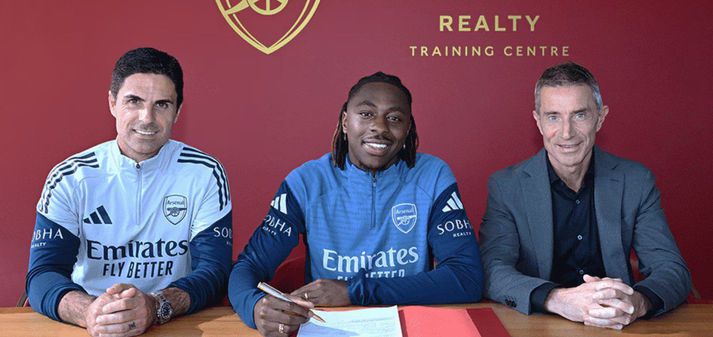 Eberechi Eze skrifar undir samninginn við Arsenal.