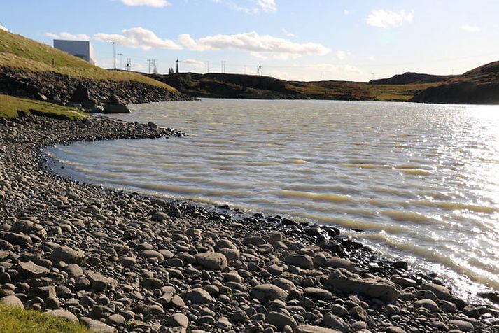 Í Lagarfljóti er Lagarfossvirkjun nokkur farartálmi laxfiska sem þó geta komist upp fiskistiga við virkjunina.