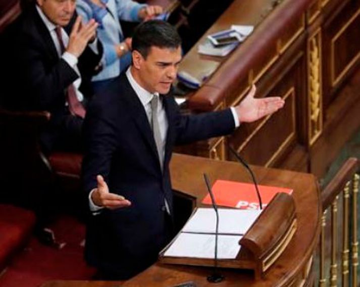 Stjórnarandstöðuleiðtoginn Pedro Sánchez á þinginu í gær.