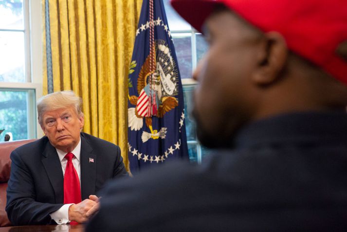 Trump á fundi með Kanye West í Hvíta húsinu í fyrra. Hingað til hefur farið vel á með þeim kumpánum, og virðist West ætla að nýta sér velvild forsetans til að fá vin sinn lausan úr fangelsi.