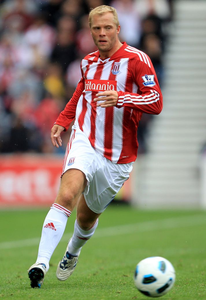 Eiður Smári í leik með Stoke City.