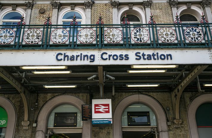 Talsmaður lestafélagsins Southeastern segist reikna með að Charing Cross stöðin verði lokuð "drjúga stund“.