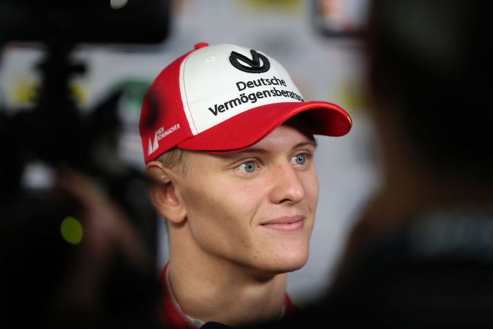 Mick Schumacher er á slóðum föður síns og kominn í B-deildina ári fyrr en gamli gerði.